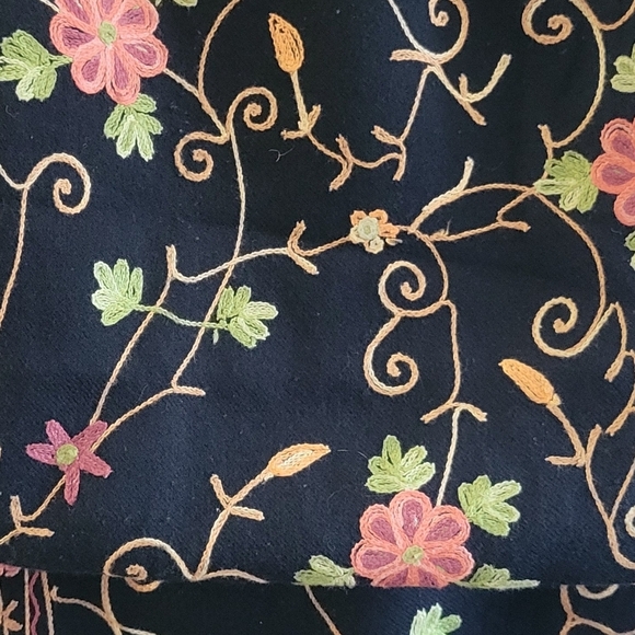 Embroidered Wool Wrap 80x60 - Picture 2 of 3